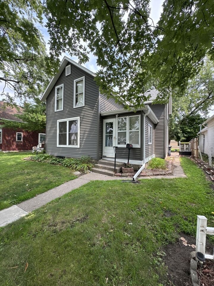 Property Photo:  1915 Pershing Boulevard  IA 52732 