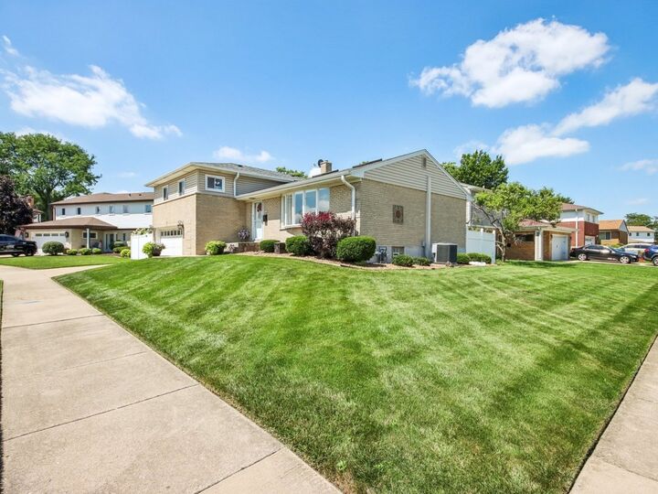 Property Photo: 1580 Grant Avenue IL 60160