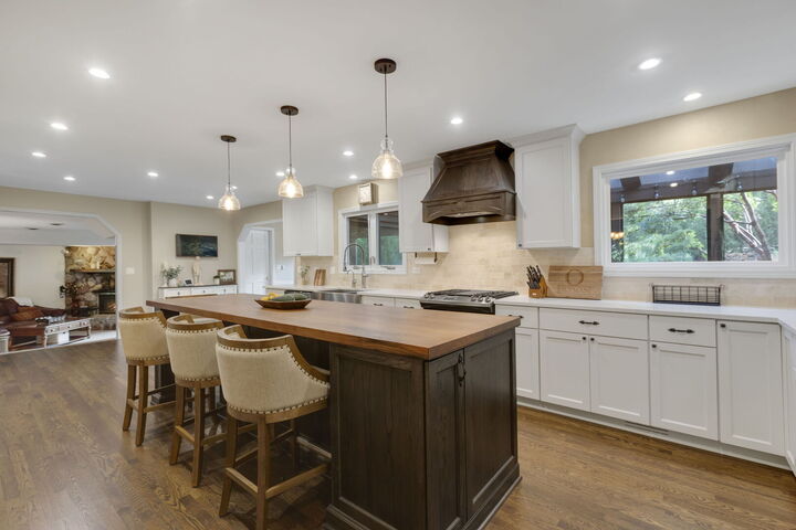 Property Photo: 1211 S Grove Avenue IL 60010
