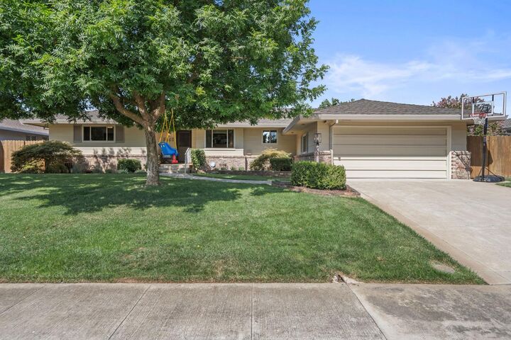 Property Photo:  5860 Annrud Way  CA 95822 