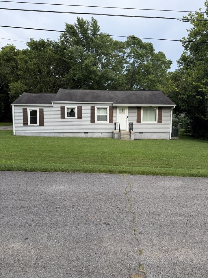 Property Photo: 221 Richland Ave TN 37184