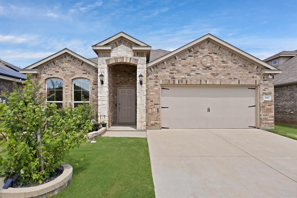 Property Photo: 10601 Summer Place Lane TX 76140