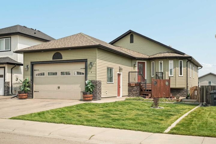 Property Photo: 9 Laurel Place AB T0L 0V0