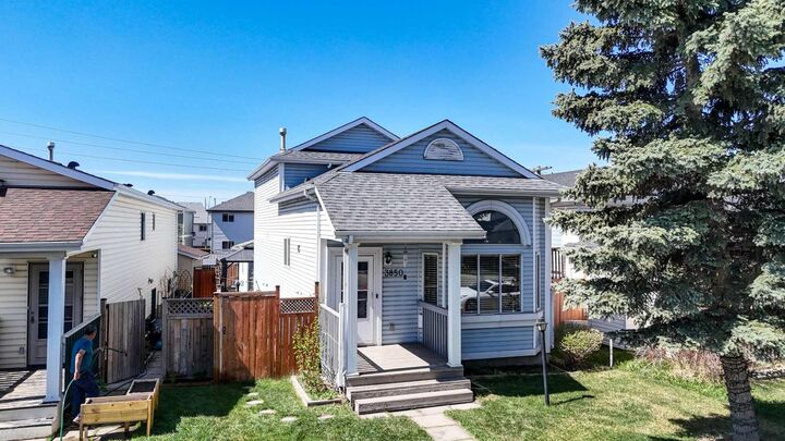 Property Photo:  3850 Catalina Boulevard NE  AB T1Y 6Y4 