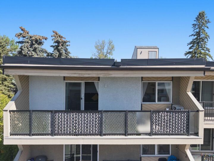 Property Photo: 617 56 Avenue SW 401 AB T2V 0G9