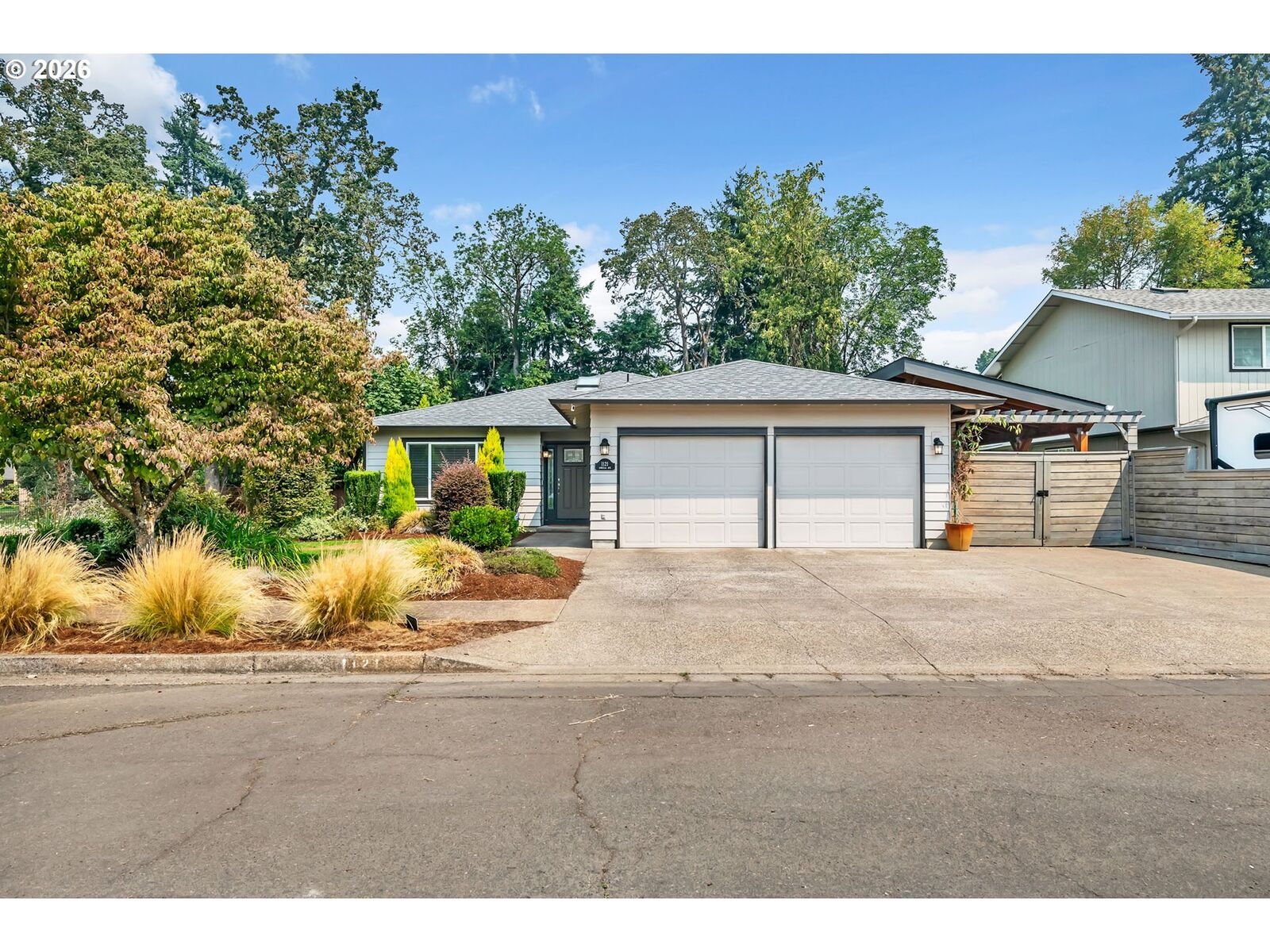 Property Photo: 1121 Lorella Ave OR 97401