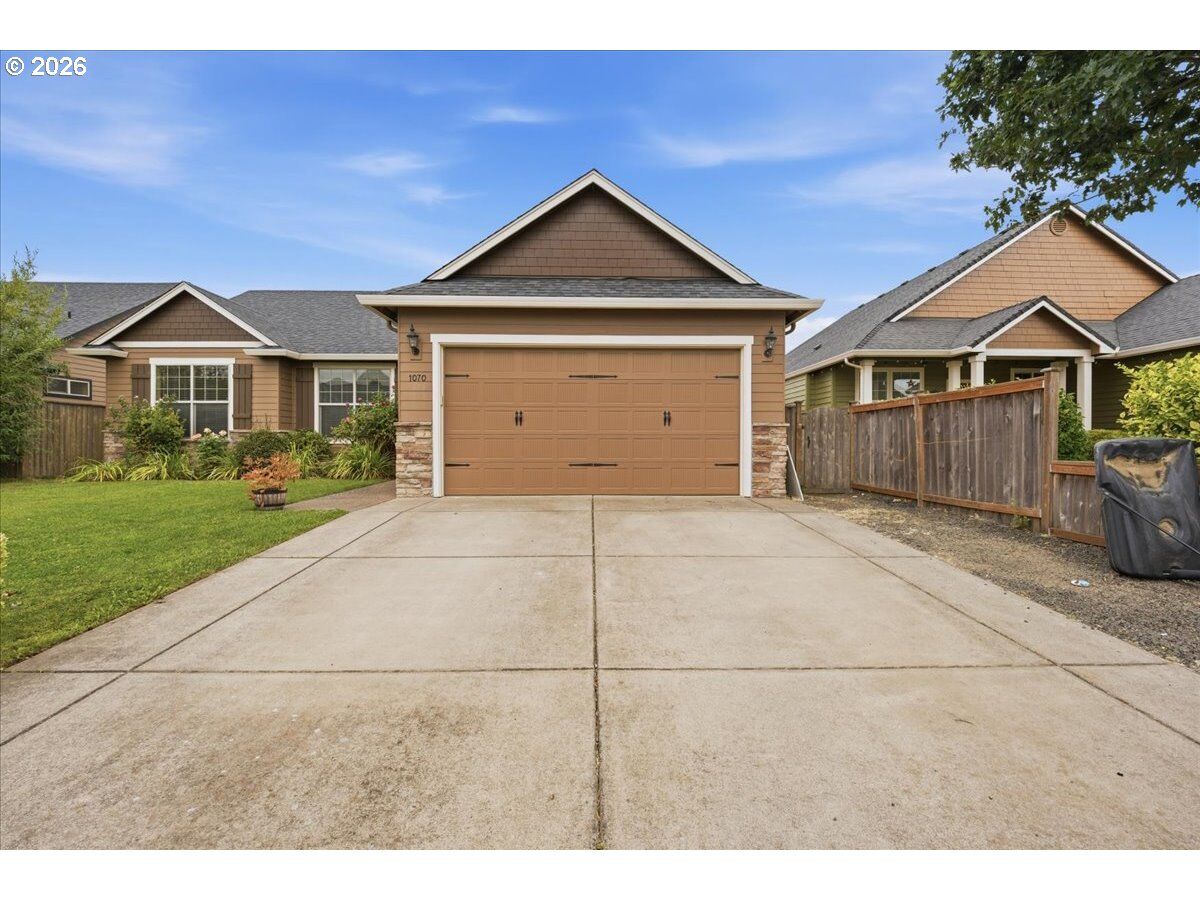 Property Photo:  1070 Prairie Meadows Ave  OR 97448 