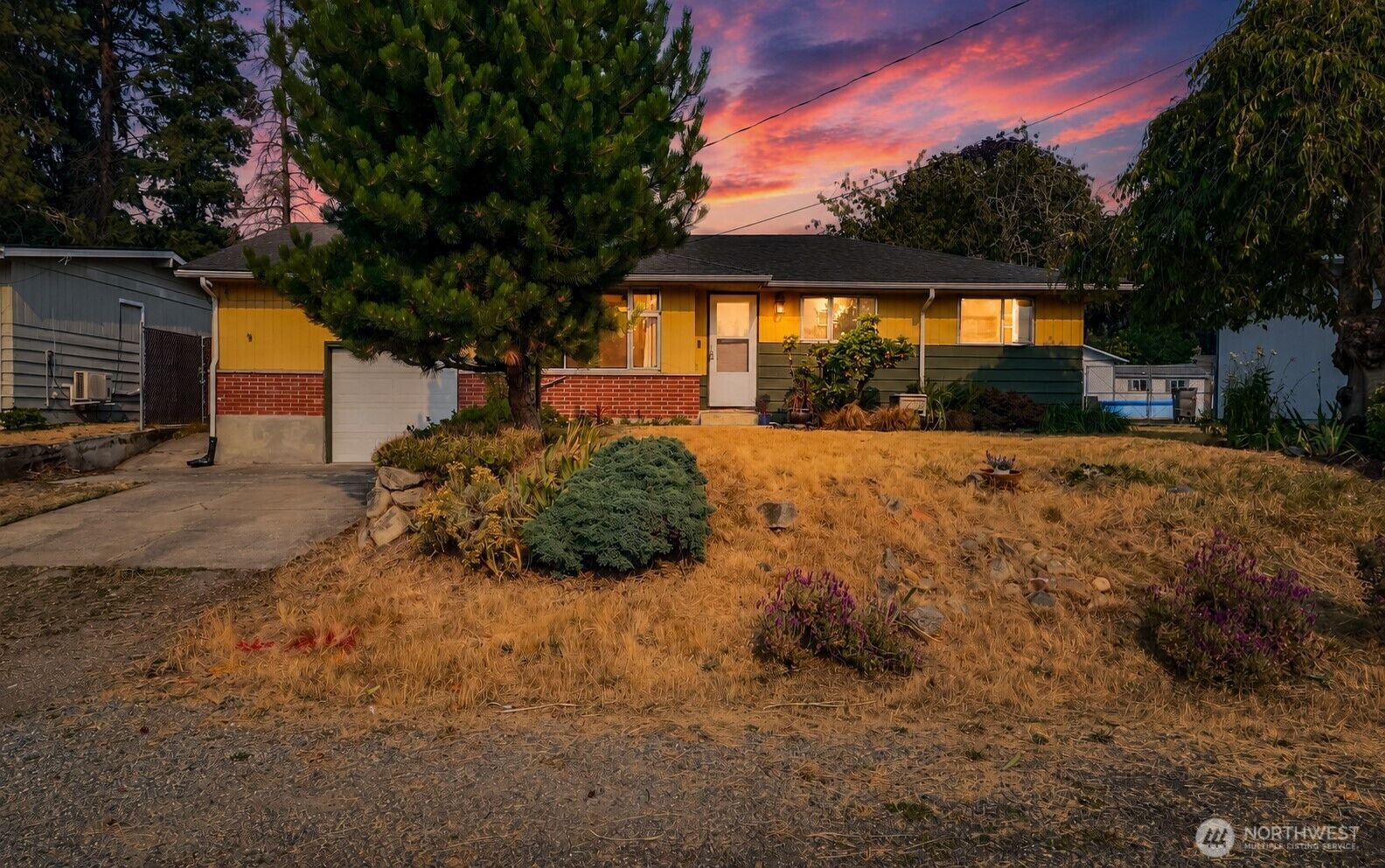 Property Photo: 31226 6th Avenue S WA 98003