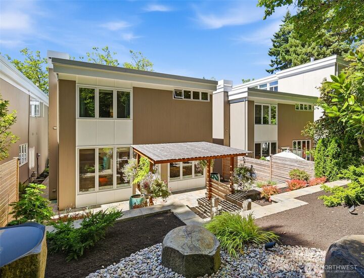 Property Photo:  604  Bellevue Way SE  WA 98004 
