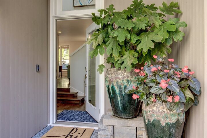Property Photo: 604 Bellevue Way SE WA 98004