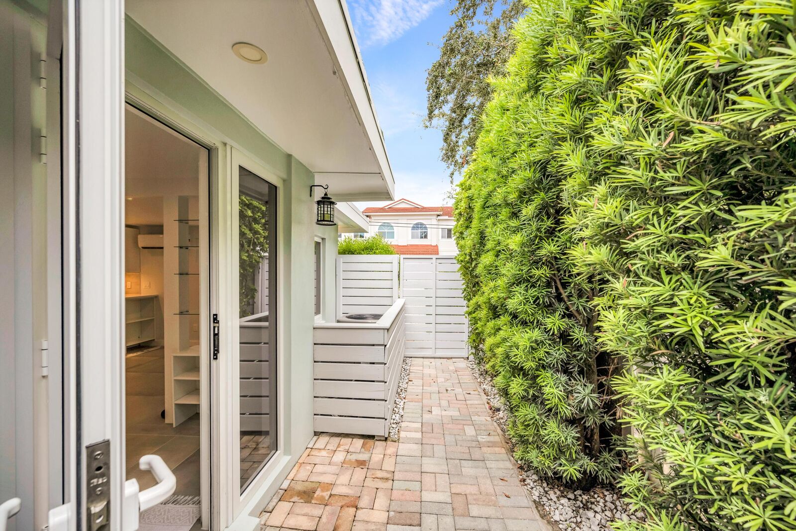 Property Photo:  828 NE 17th Way 3  FL 33304 