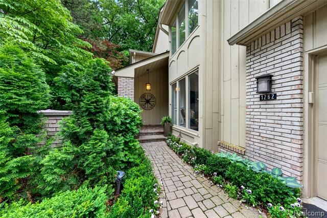 Property Photo: 1262 Woodcrest Circle MI 48304
