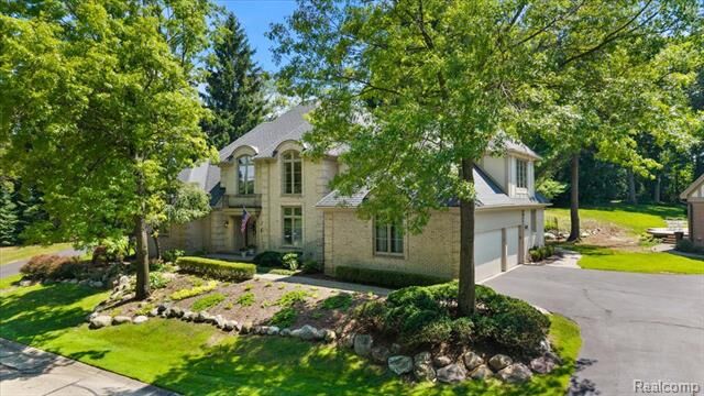 Property Photo:  1086 Autumn Lane  MI 48304 