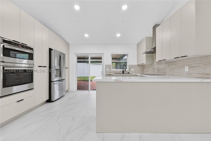 Property Photo: 5560 SW 98th Way FL 33328