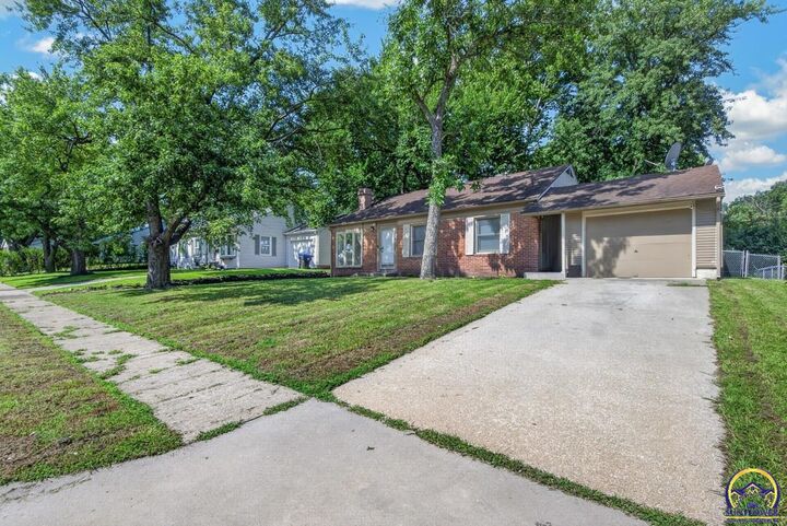Property Photo:  2833 SW Hillcrest Rd  KS 66614 