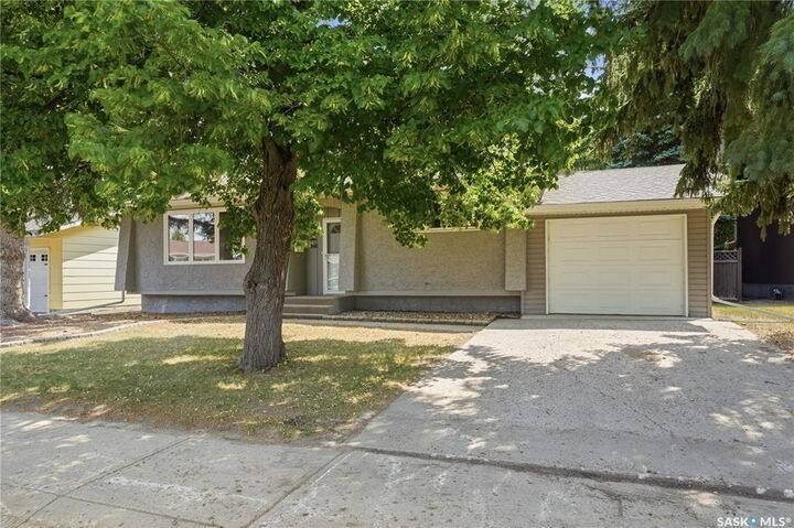 Property Photo:  1227 Pascoe Drive E  SK S6H 7A2 