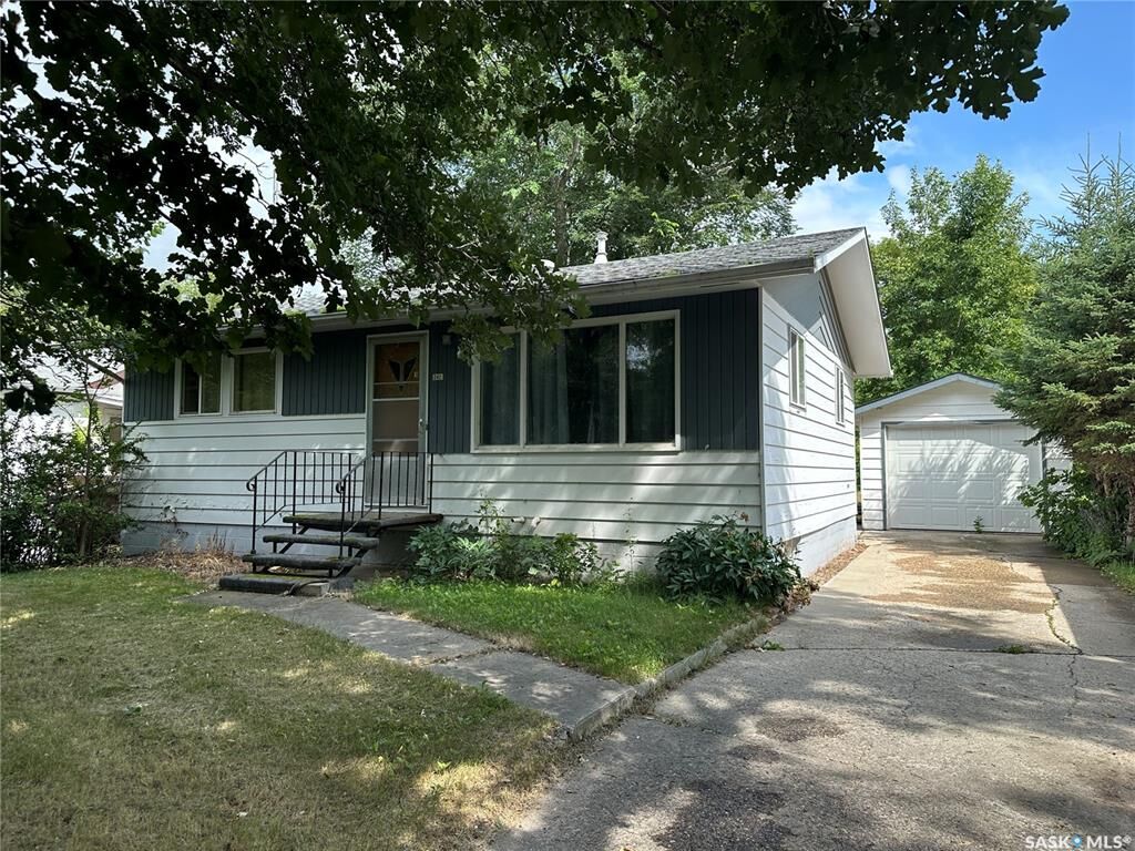 Property Photo: 242 Third Avenue N SK S0A 1S0