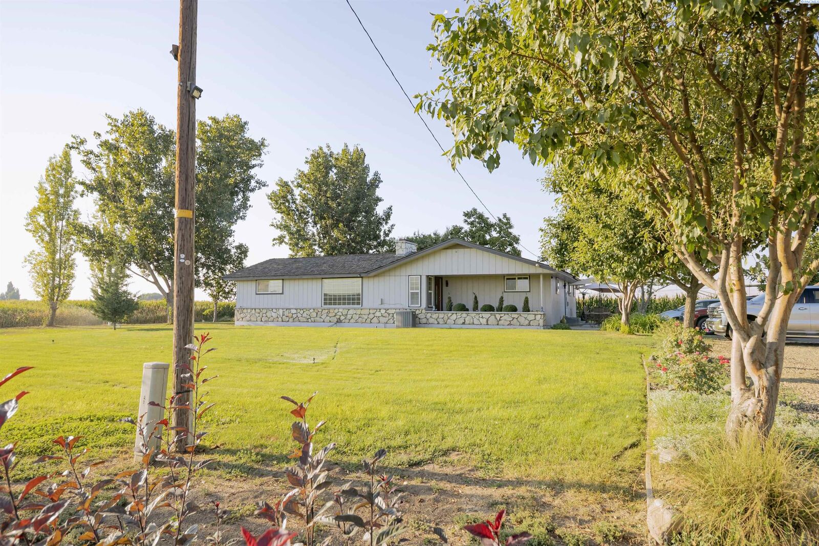 Property Photo: 691 Van Belle Rd WA 98932