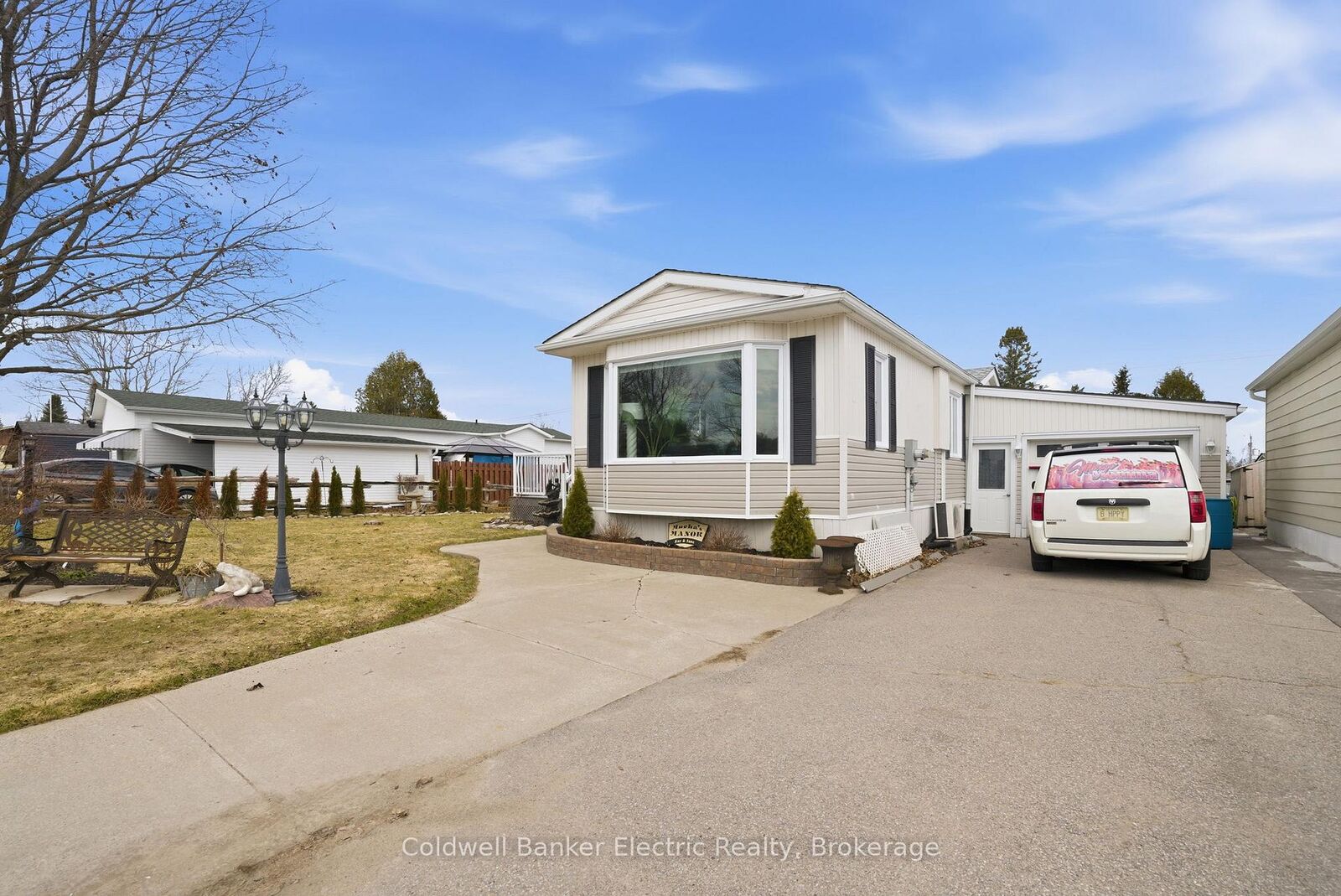 Property Photo: 7 Homewood Avenue ON K9V 0H5