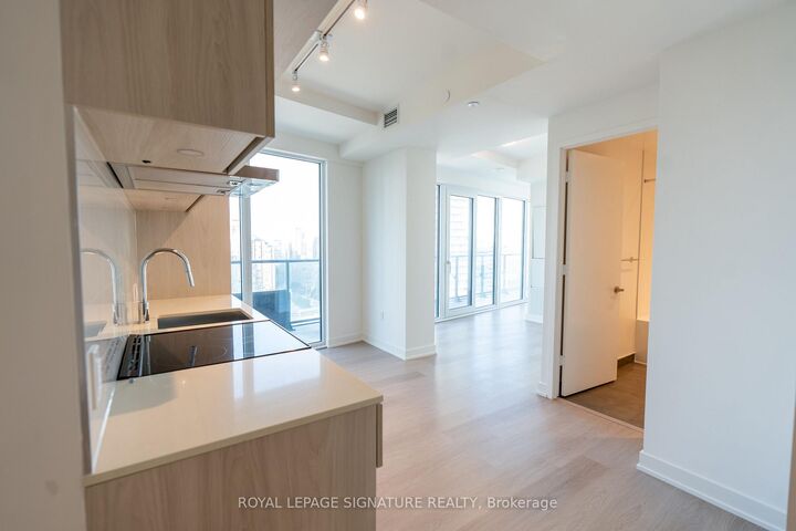Property Photo: 448 Burnhamthorpe Road W 1807 ON L5B 0R4