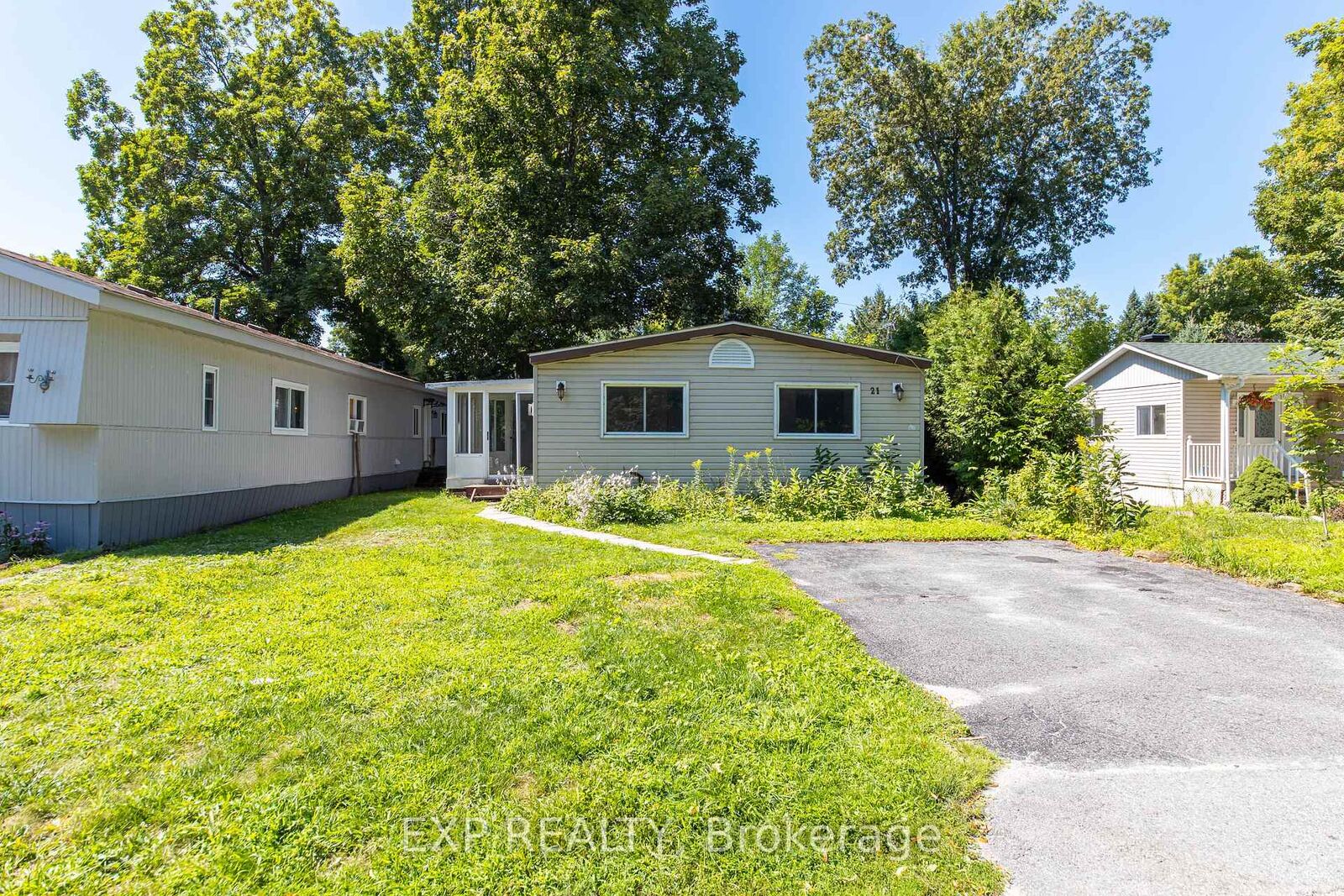 Property Photo: 21 Maplewood Avenue ON K7C 3P1