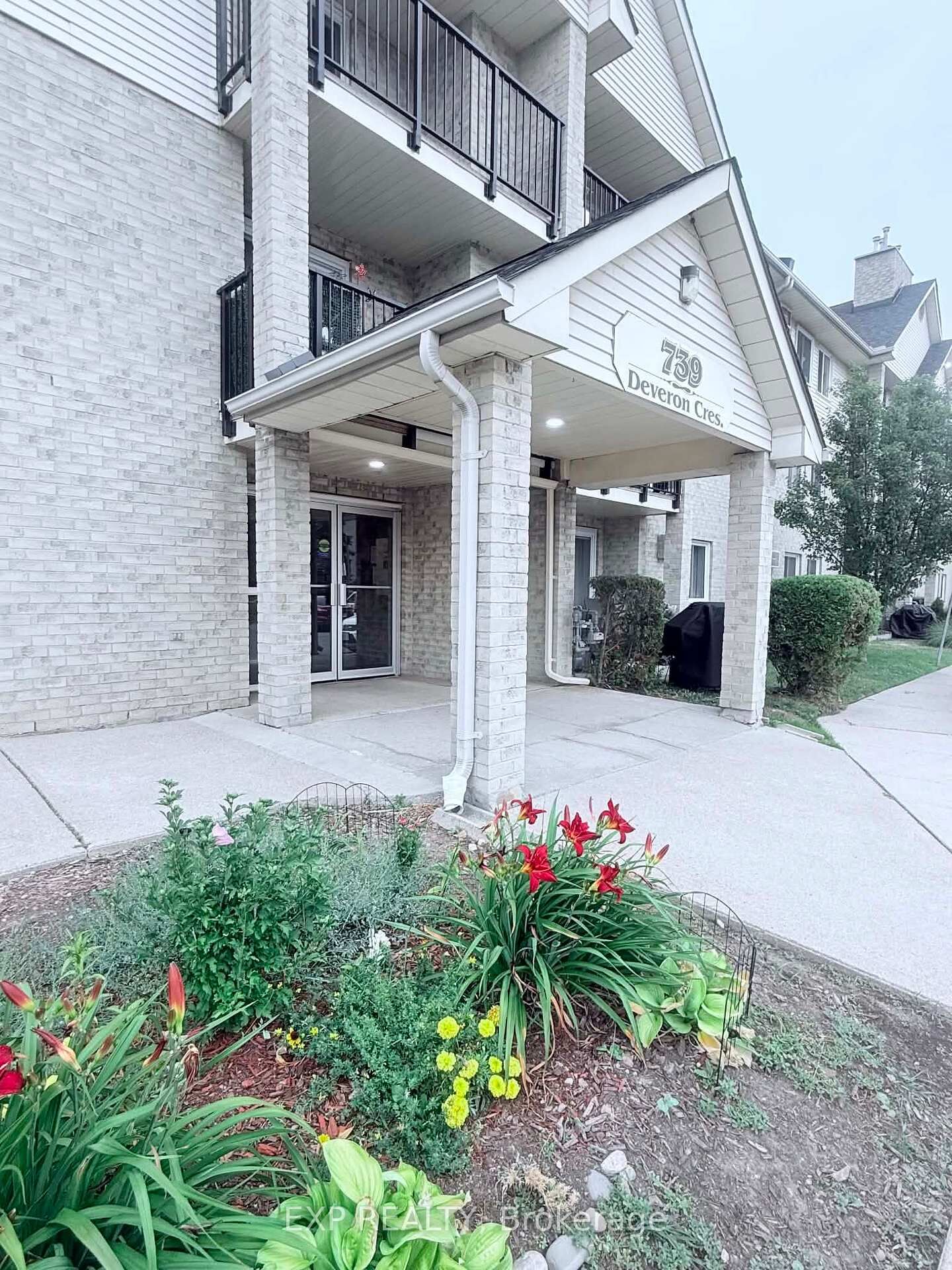 Property Photo: 739 Deveron Crescent 210 ON N5Z 4Y1