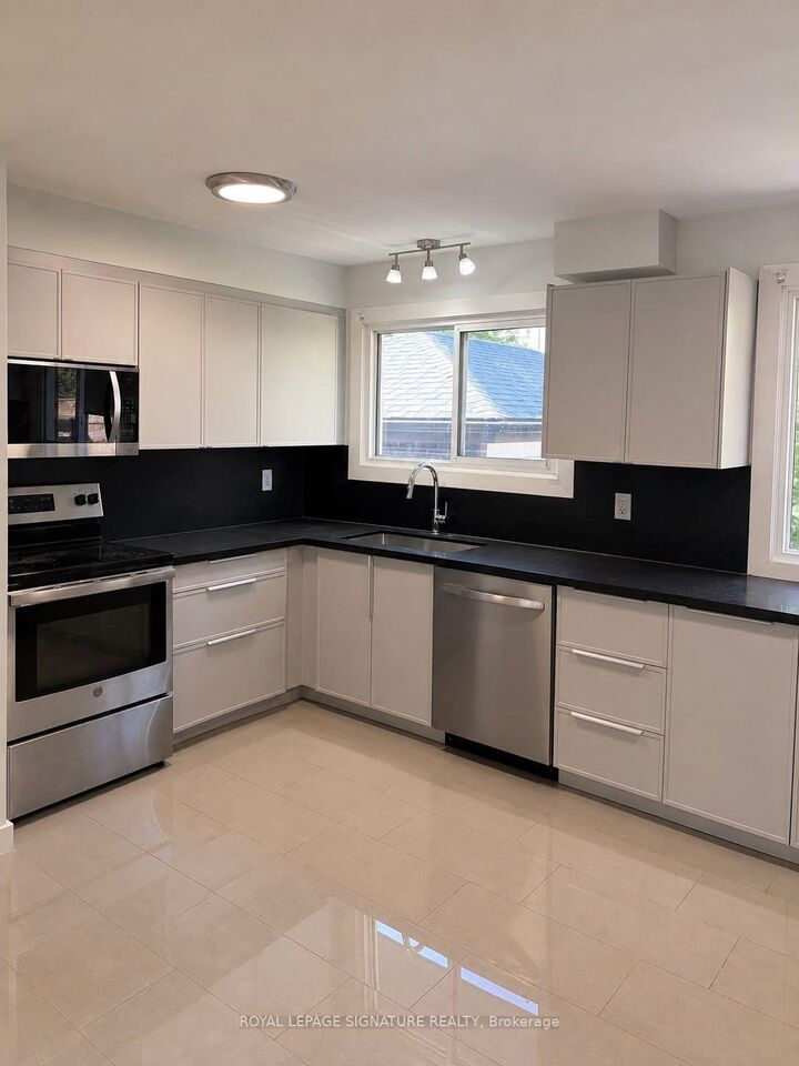 Property Photo: 9 Fieldway Drive Upper ON L9A 2L2