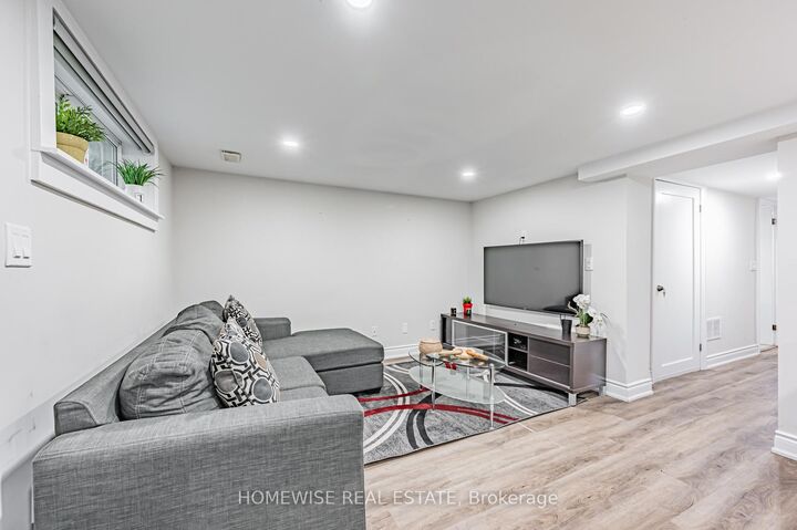 Property Photo:  68 Fairleigh Crescent Lower  ON M6C 3R9 