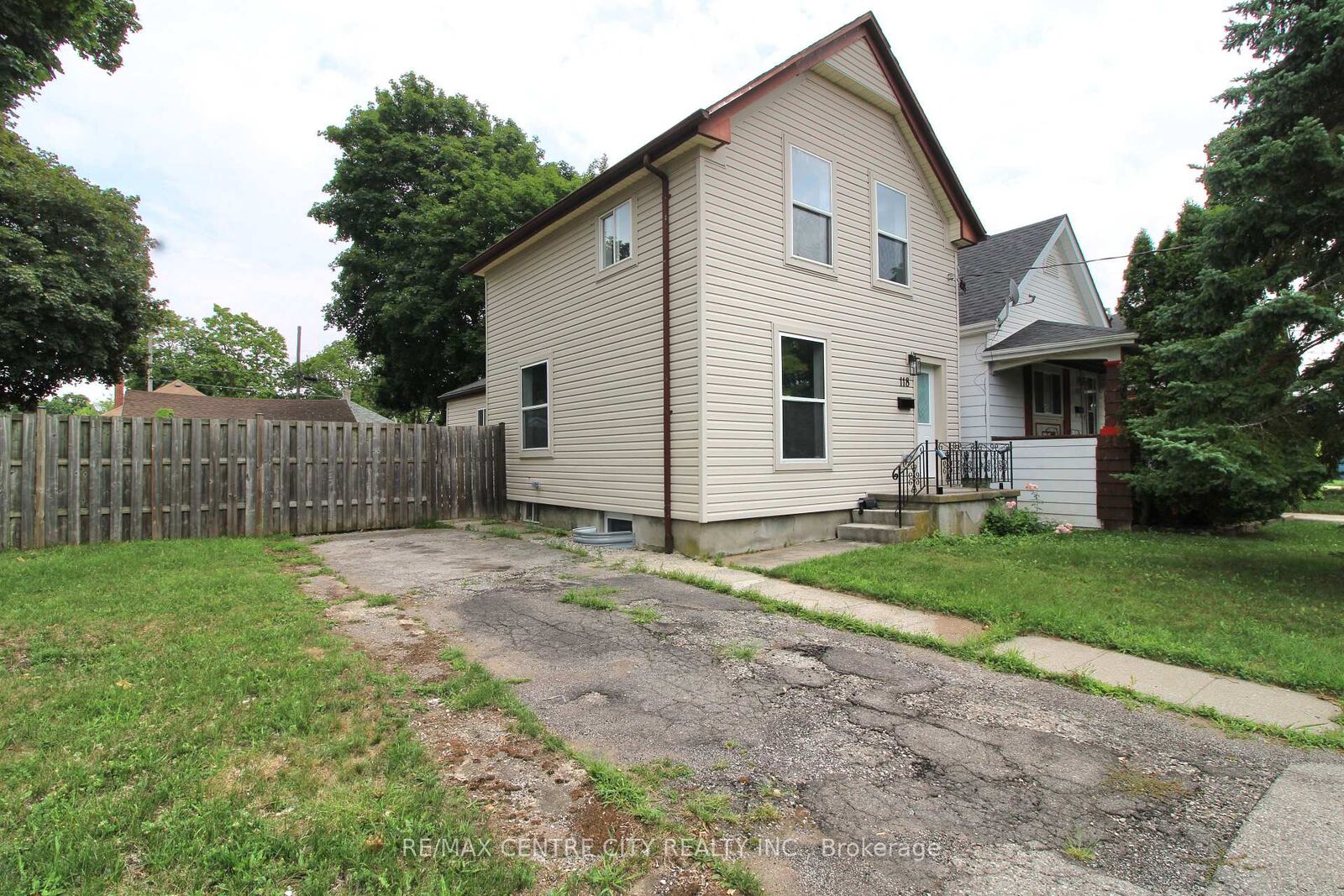 Property Photo:  118 Delaware Street  ON N5Z 2N5 