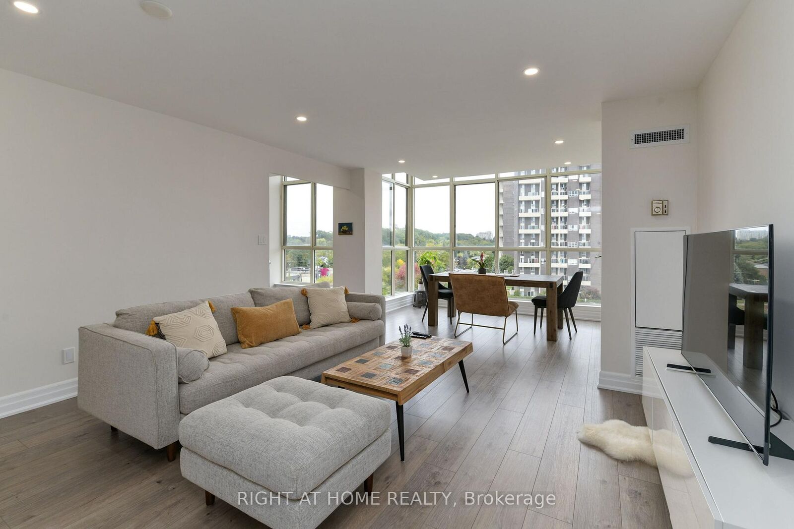 Property Photo:  24 Southport Street 853  ON M6S 4Z1 