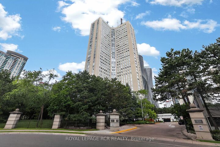 3650 Kaneff Crescent 303 — photo 1