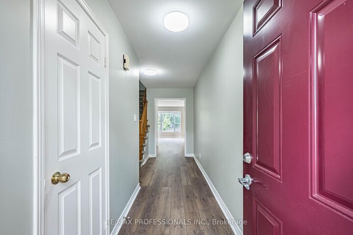 Property Photo: 2004 Glenada Crescent 23 ON L6H 5P5
