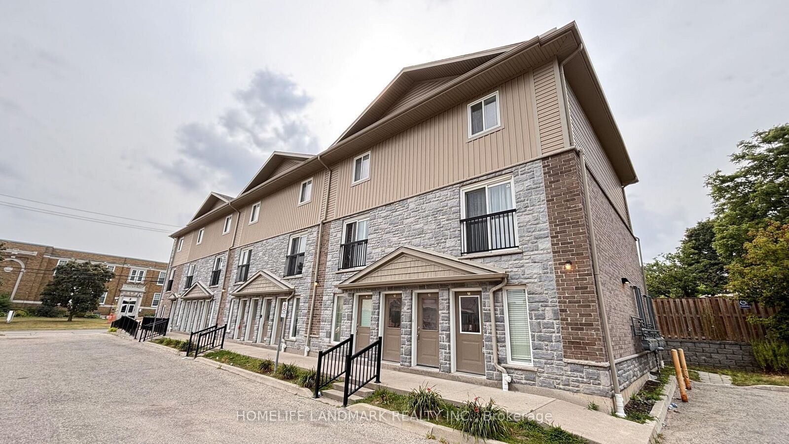 Property Photo:  122 Courtland Avenue E  ON N2G 0B8 