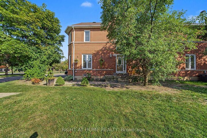 Property Photo: 6050 Bidwell Trail 59 ON L5V 1V6