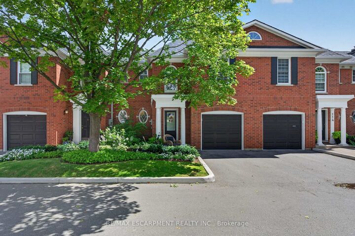 112 Fairwood Place W — photo 1