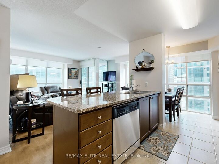 30 Grand Trunk Crescent 1806 — photo 1