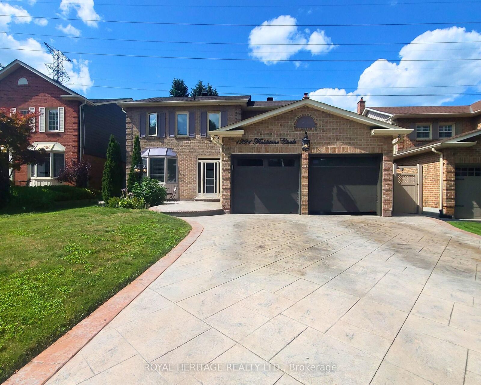 Property Photo: 1221 Fieldstone Circle ON L1X 1B9