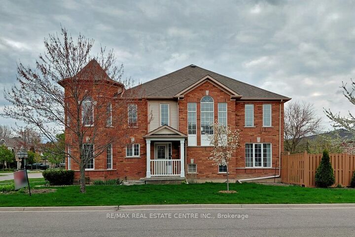 Property Photo: 5554 Linwell Place ON L5M 6L7