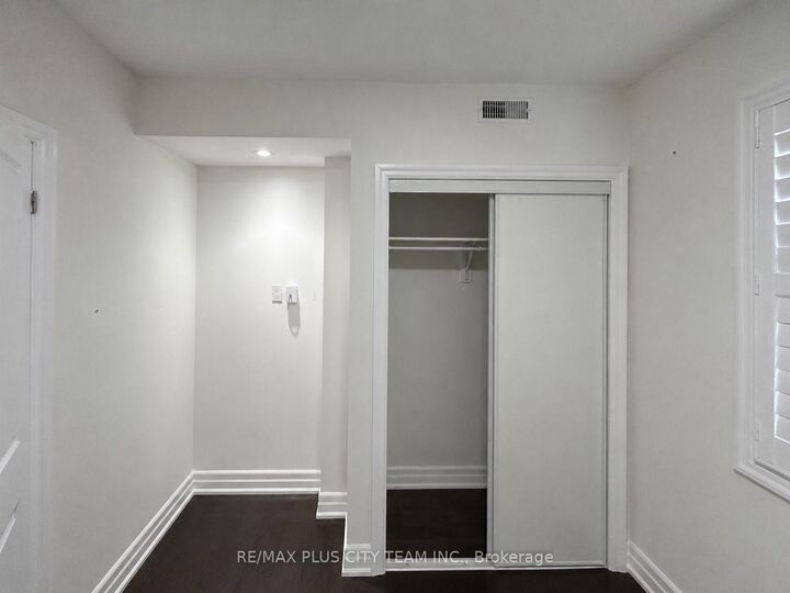 Photo de la propriété:  1027 Pape Avenue A  ON M4K 3W1 