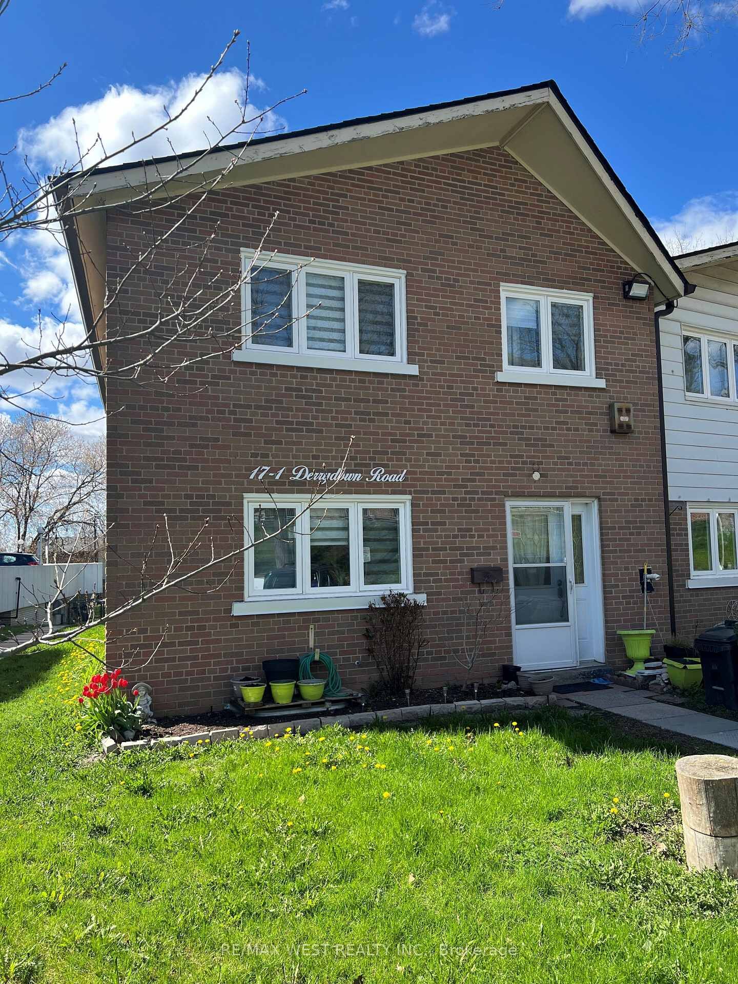 Property Photo: 17 Derrydown Road 1 ON M3J 1R2
