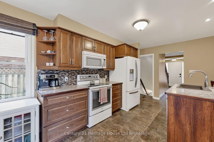 Property Photo:  27 Sioux Crescent  ON N4T 1G2 