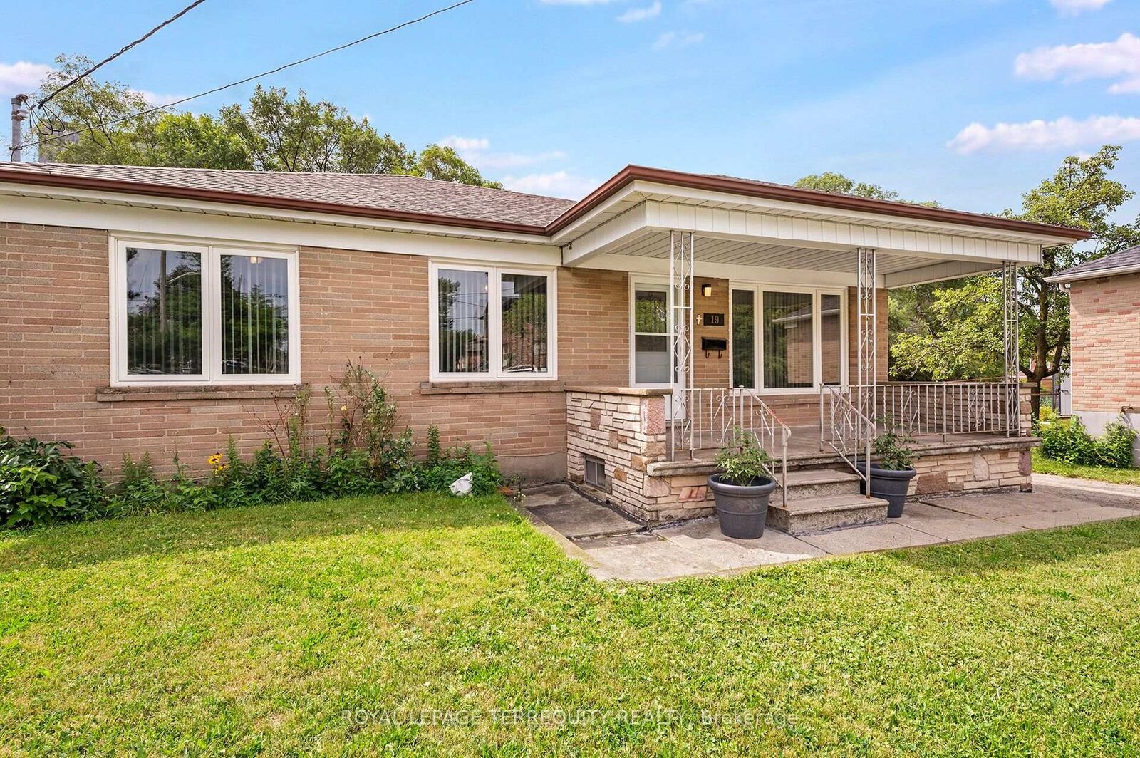 Property Photo: 19 Battersea Crescent ON M6L 1G7
