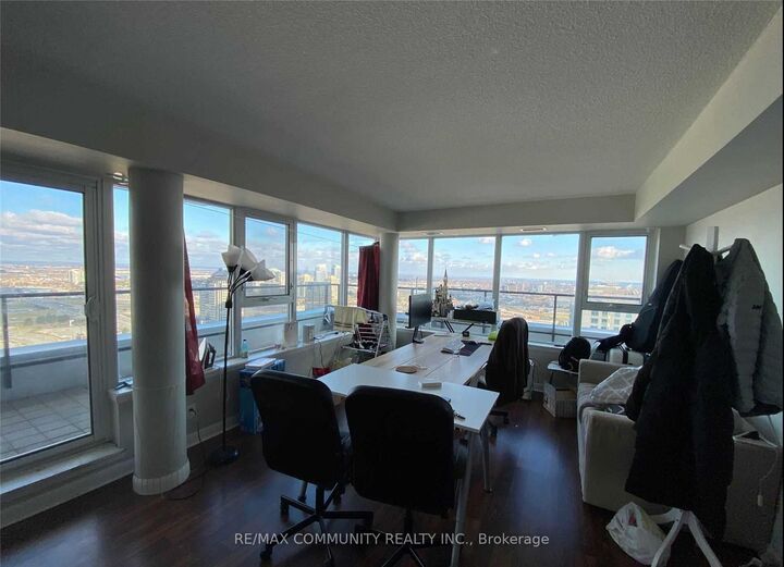 Property Photo:  25 Town Centre Crescent Lph01  ON M1P 0B4 