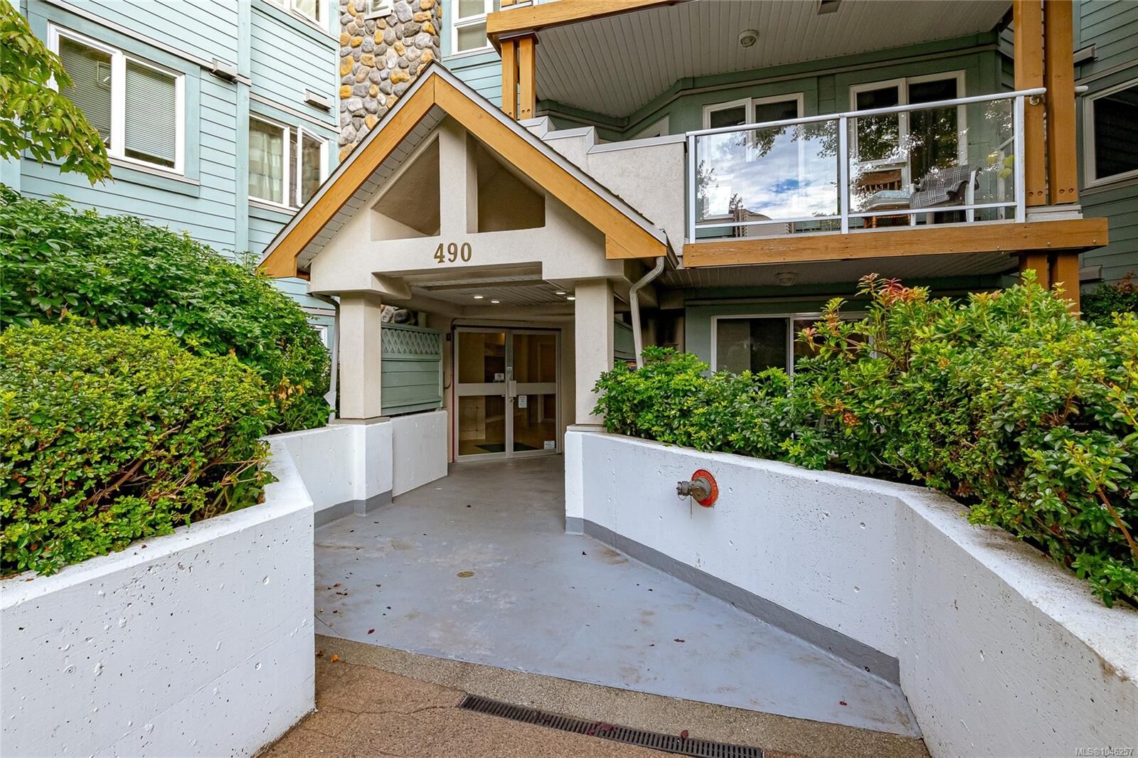 Property Photo: 490 Marsett Pl #102 BC V8Z 7J1