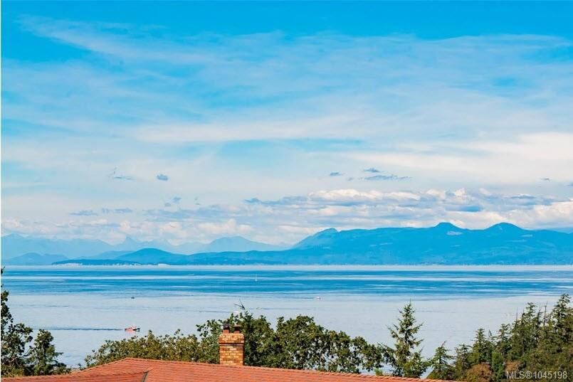 Property Photo:  3588 Oakridge Dr  BC V9T 1M4 