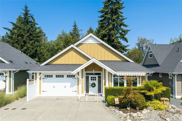 825 Parkside Cres — photo 1