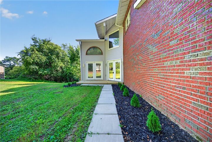 Property Photo:  540 Lisa Dr  PA 15122 