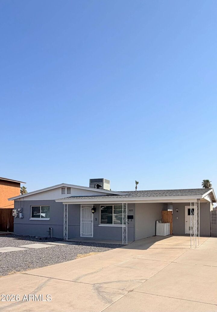 Property Photo: 3033 W Caribbean Lane AZ 85053