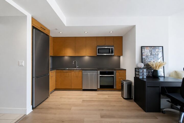 Property Photo:  15152 Russell Avenue 505  BC V4B 0A3 