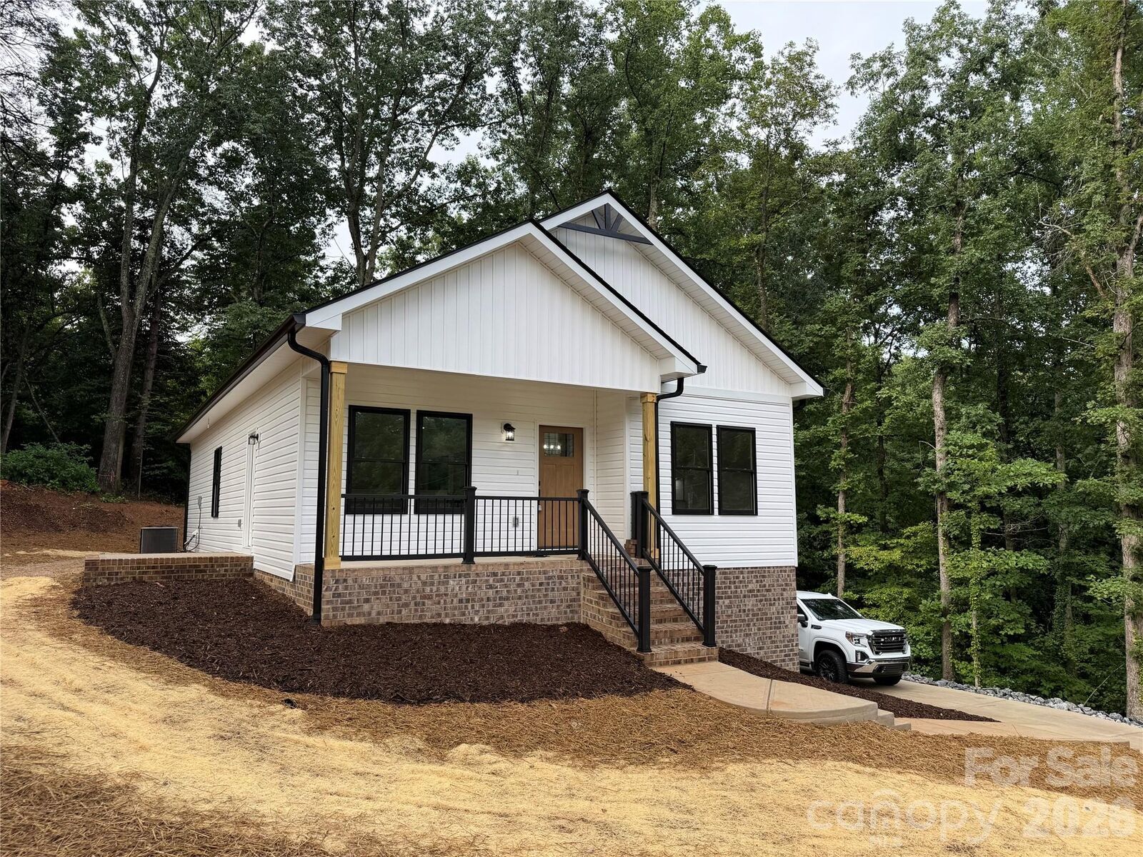 Property Photo: 1135 Pinebrook Avenue SE NC 28690